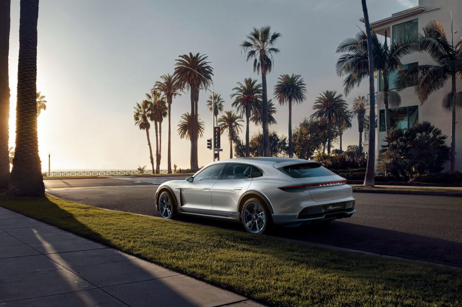  Porsche Mission E Cross Turismo 2018 года  (фото 16 из 66)
